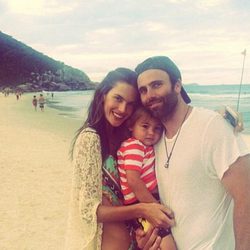 Alessandra Ambrosio y Jamie Mazur con su hijo Noah en una playa de Brasil
