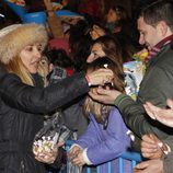 Cayetana Guillén Cuervo repartiendo caramelos en la Cabalgata de Reyes de Madrid 2015
