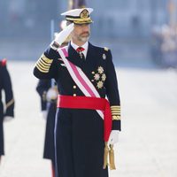 El Rey Felipe pasando revista a la tropa en la Pascua Militar 2015