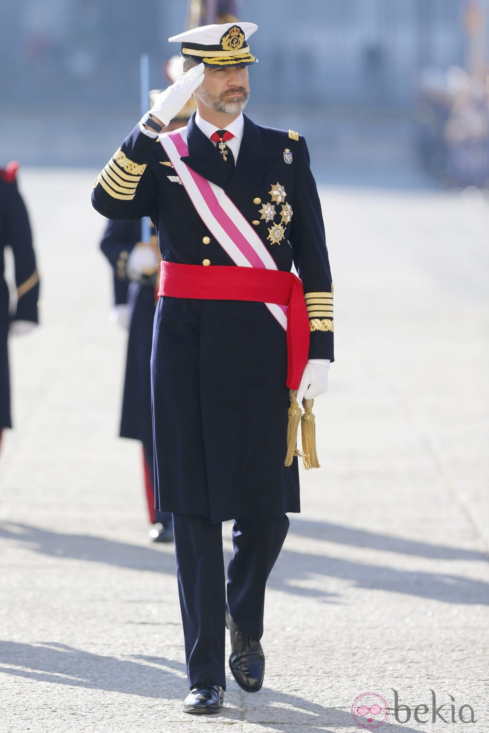 El Rey Felipe pasando revista a la tropa en la Pascua Militar 2015