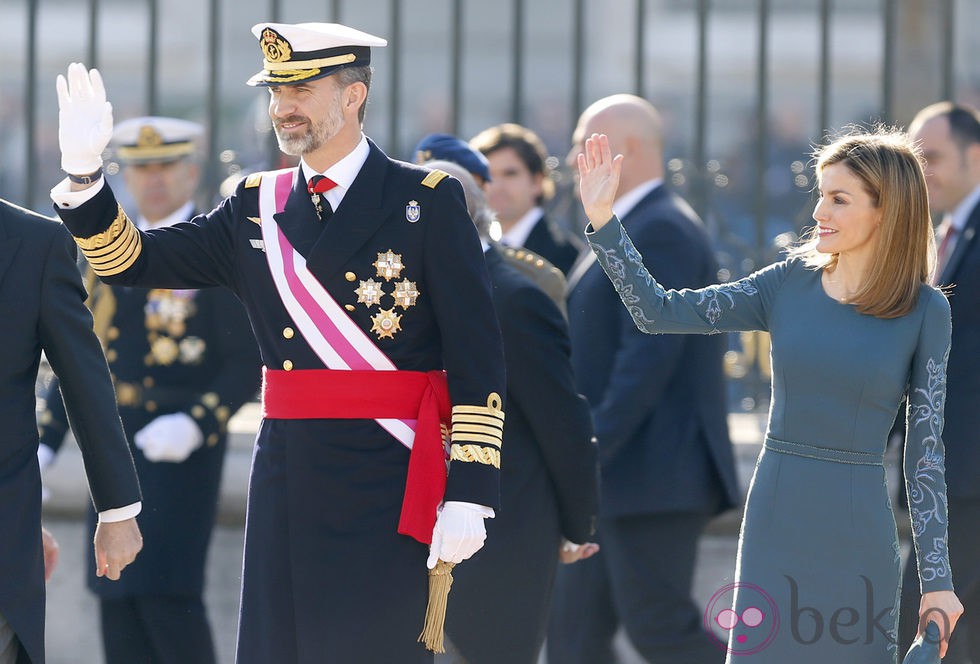 Los Reyes Felipe y Letizia saludando en su primera Pascua Militar tras la proclamación