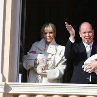Los Príncipes Alberto y Charlene de Mónaco presentan oficialmente a sus mellizos Jacques y Gabriella
