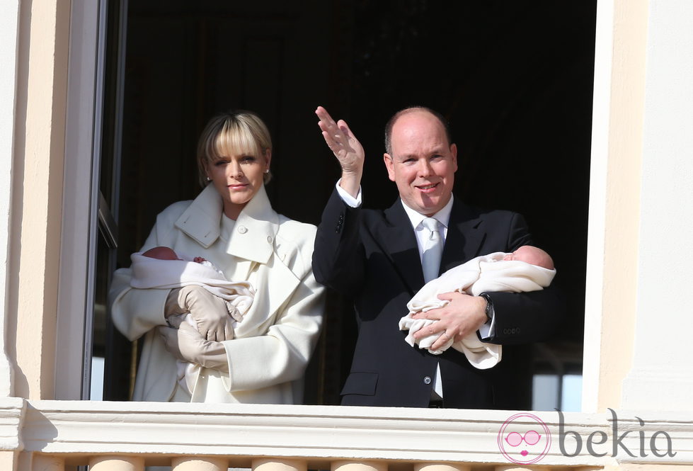 Los Príncipes Alberto y Charlene de Mónaco presentan oficialmente a sus mellizos Jacques y Gabriella