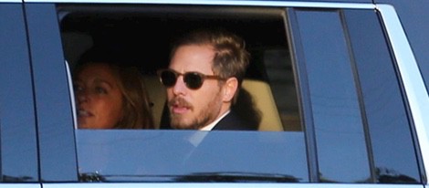 Drew Barrymore y Will Kopelman llegando a la boda de Cameron Diaz y Benji Madden