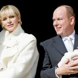 Los Príncipes Alberto y Charlene de Mónaco en la presentación oficial a sus mellizos Jacques y Gabriella