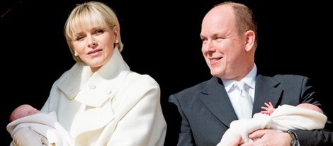 Los Príncipes Alberto y Charlene de Mónaco en la presentación oficial a sus mellizos Jacques y Gabriella