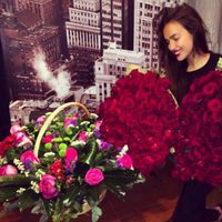 Irina Shayk recibe por su 29 cumpleaños decenas de rosas rojas