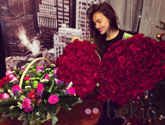 Irina Shayk recibe por su 29 cumpleaños decenas de rosas rojas
