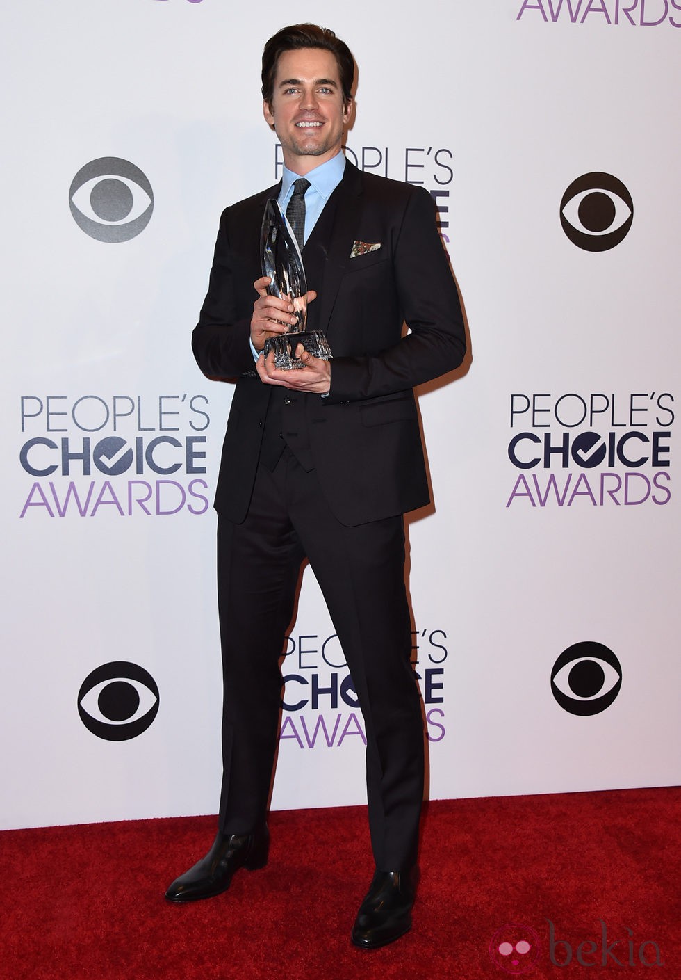 Matt Bomer posando con su galardón de los People's Choice Awards 2015