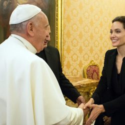 El Papa Francisco recibe a Angelina Jolie en el Vaticano