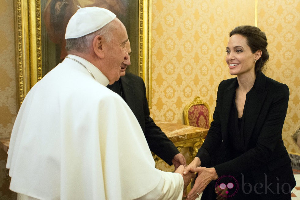 El Papa Francisco recibe a Angelina Jolie en el Vaticano