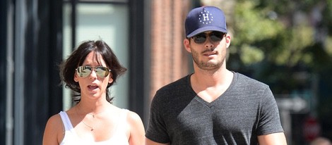 Jennifer Love Hewitt pasea su embarazo por Nueva York junto a su marido Brian Hallisay