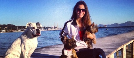 Malena Costa con sus tres perros en las playas de Mallorca