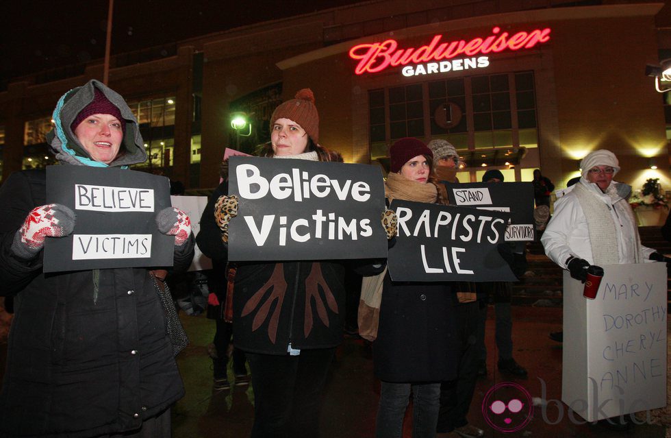 Varios manifestantes protestan contra Bill Cosby a la entrada de uno de sus shows en Canadá