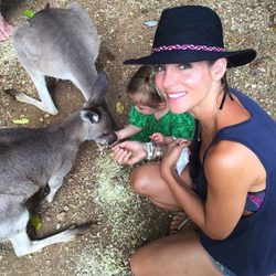 Elsa Pataky con su hija India Rose dando comer a los canguros en Australia