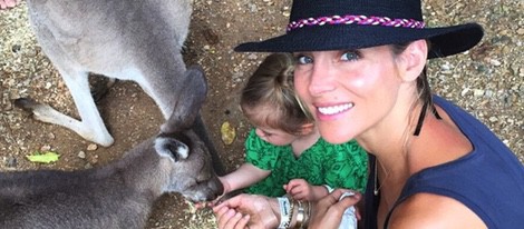 Elsa Pataky con su hija India Rose dando comer a los canguros en Australia