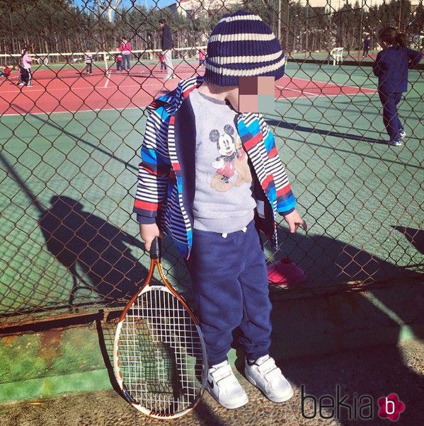 Lucas, hijo de Alba Carrillo y Fonsi Nieto, en su primera clase de tenis