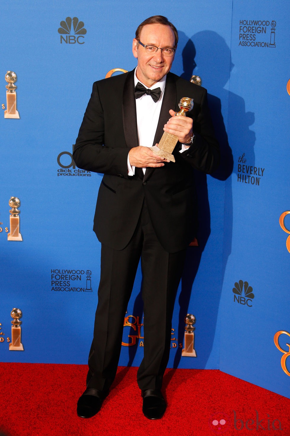 Kevin Spacey posando con su galardón en los Globos de Oro 2015