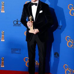 Eddie Redmayne posando con su galardón en los Globos de Oro 2015