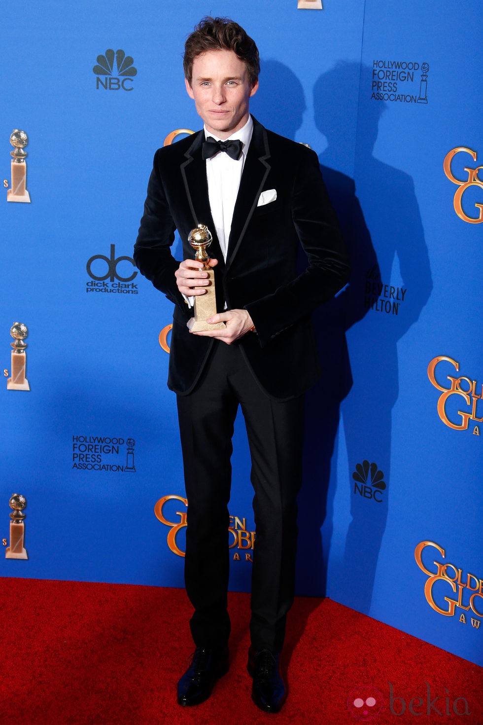 Eddie Redmayne posando con su galardón en los Globos de Oro 2015