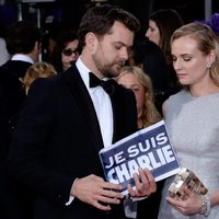 Diane Kruger y Joshua Jackson con una pancarta de 'Je suis Charlie' en los Globos de Oro 2015