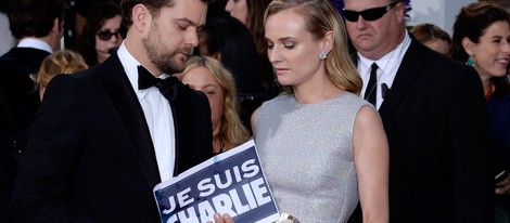 Diane Kruger y Joshua Jackson con una pancarta de 'Je suis Charlie' en los Globos de Oro 2015