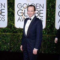 Ralph Fiennes en la alfombra roja de los Globos de Oro 2015