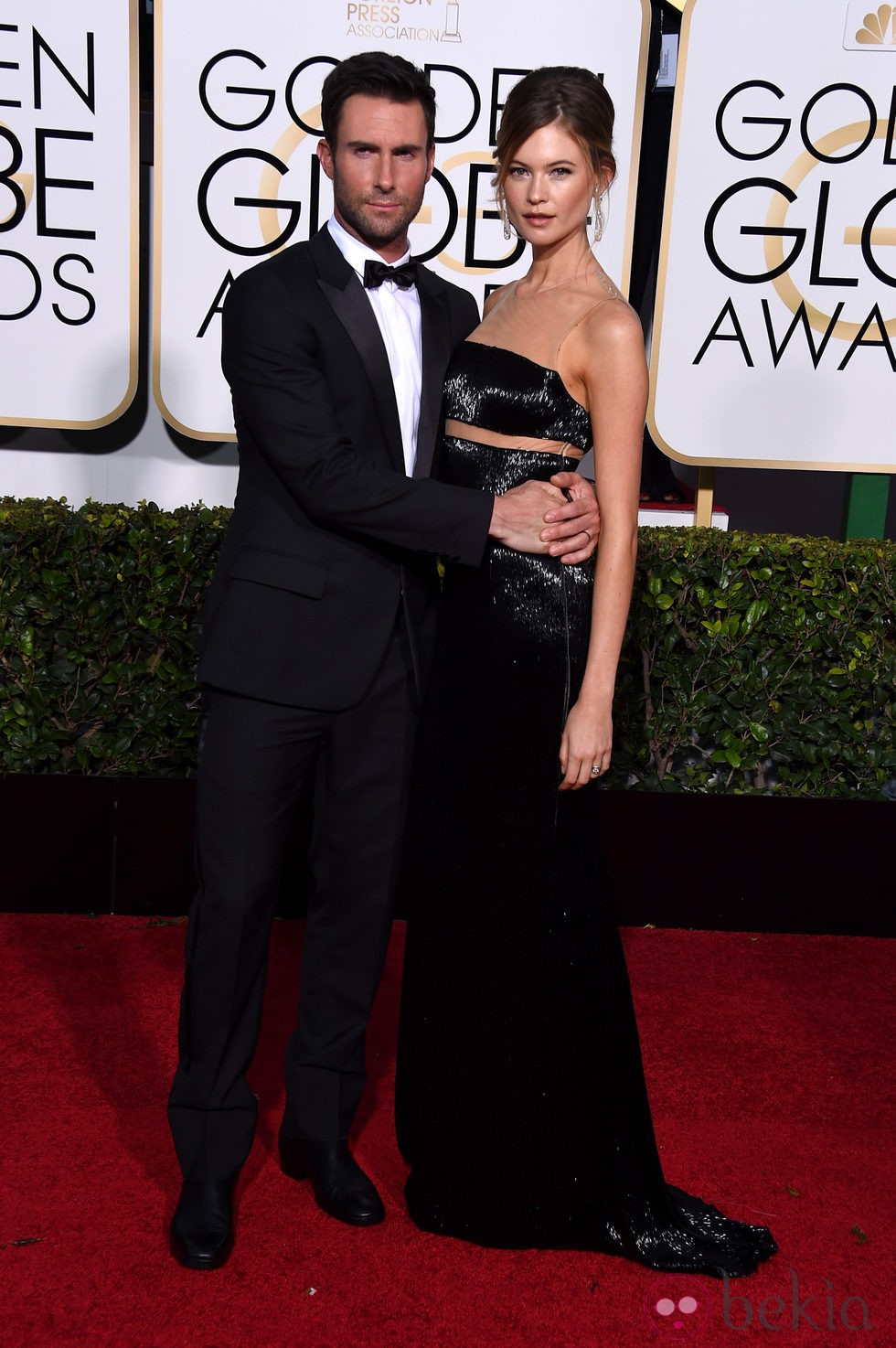 Adam Levine y Behati Prinsloo en la alfombra roja de los Globos de Oro 2015