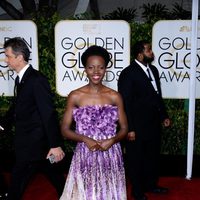 Lupita N'yongo en la alfombra roja de los Globos de Oro 2015