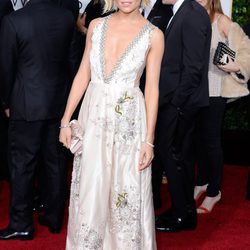Sienna Miller en la alfombra roja de los Globos de Oro 2015