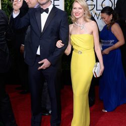 Liev Schreiber y Naomi Watts en la alfombra roja de los Globos de Oro 2015