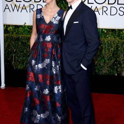 Benedict Cumberbatch y Sophie Hunter en la alfombra roja de los Globos de Oro 2015