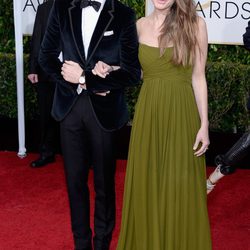 Eddie Redmayne y Hannah Bagshawe en la alfombra roja de los Globos de Oro 2015