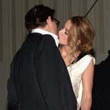 El beso de Johnny Depp y Amber Heard en la presentación de 'The Art of Elysium'