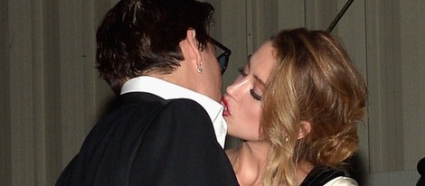 El beso de Johnny Depp y Amber Heard en la presentación de 'The Art of Elysium'