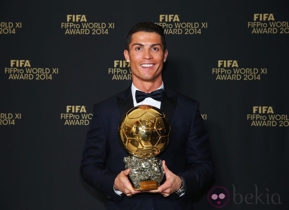 Cristiano Ronaldo posando con su Balón de Oro 2014