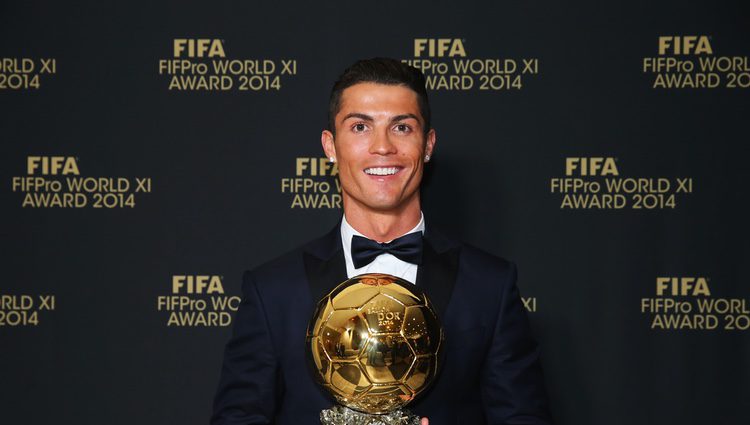 Cristiano Ronaldo posando con su Balón de Oro 2014
