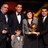 Cristiano Ronaldo posando con el Balón de Oro 2014 junto a su familia