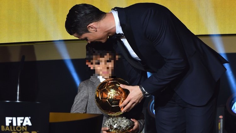 Cristiano Ronaldo con su hijo tras recoger el Balón de Oro 2014