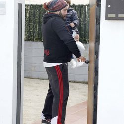 Kiko Rivera con su hijo Francisco saliendo de casa de Jessica Bueno