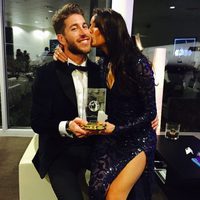 Pilar Rubio besando a Sergio Ramos tras la ceremonia de entrega del Balón de Oro 2014