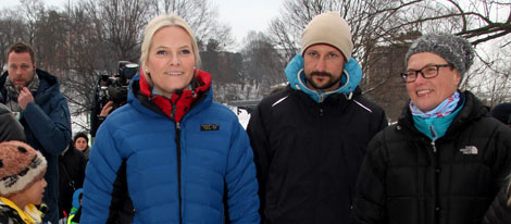 Haakon y Mette-Marit de Noruega en un acto oficial en la nieve