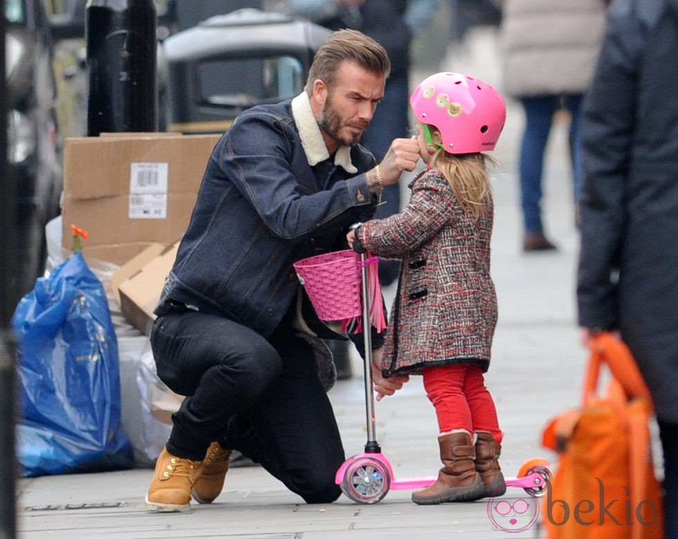 David Beckham pasea en Londres con su hija Harper Seven