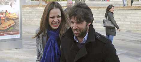 Eva González y Cayetano Rivera ríen divertidos mientras dan un paseo por Madrid