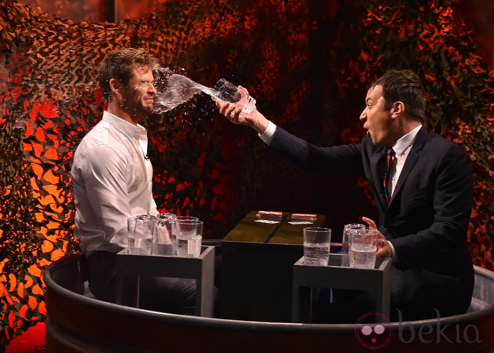 Chris Hemsworth y Jimmy Fallon juegan a la 'Water War' del programa 'The Tonight Show'