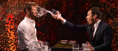 Chris Hemsworth y Jimmy Fallon juegan a la 'Water War' del programa 'The Tonight Show'