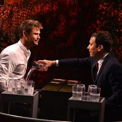 Jimmy Fallon tira un vaso de agua a Chris Hemsworth en el programa 'The Tonight Show'