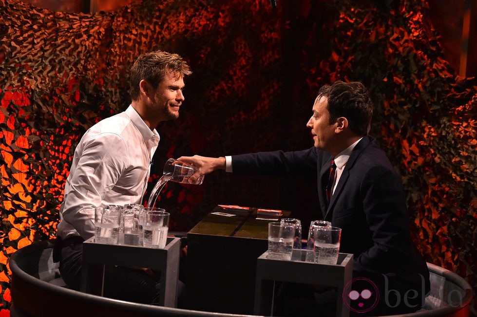 Jimmy Fallon tira un vaso de agua a Chris Hemsworth en el programa 'The Tonight Show'