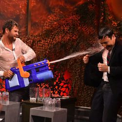 Chris Hemsworth gana la guerra de agua a Jimmy Fallon en 'The Tonight Show'