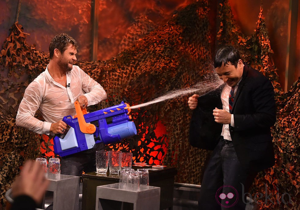 Chris Hemsworth gana la guerra de agua a Jimmy Fallon en 'The Tonight Show'
